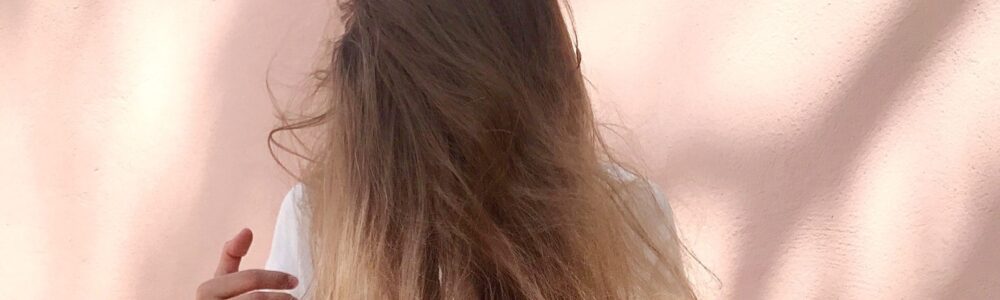 Frau mit langen blonden Haaren