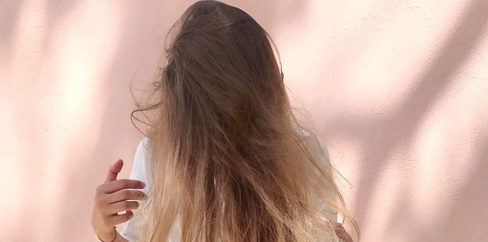 Frau mit langen blonden Haaren