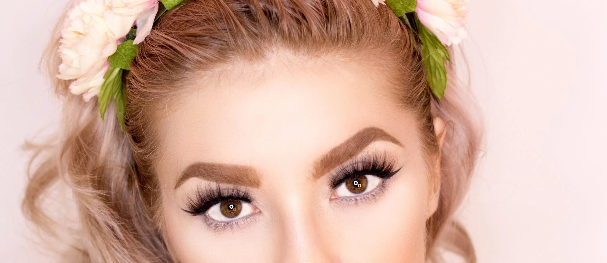 Frau mit künstlichen Wimpern