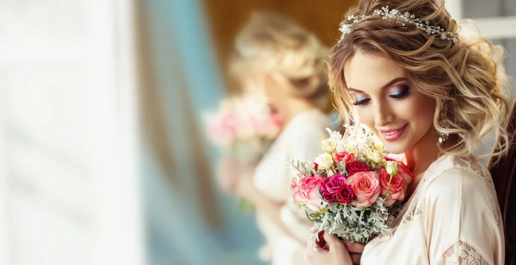 Braut mit Blumenstrauß in der Hand