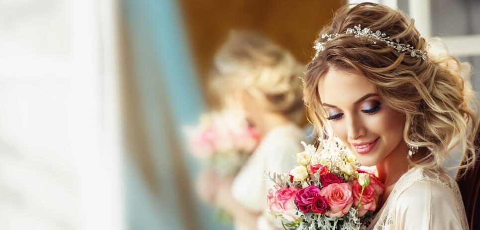 Eine Frau während der Hochzeit mit Haarschmuck im Haar