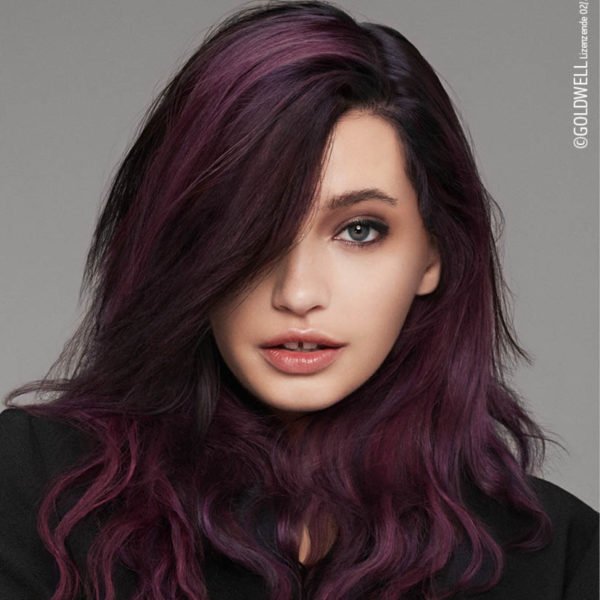 Hübsche junge Frau mit dunklen lila Haaren