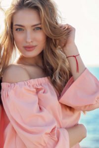 Junge Frau mit Haarverlängerung