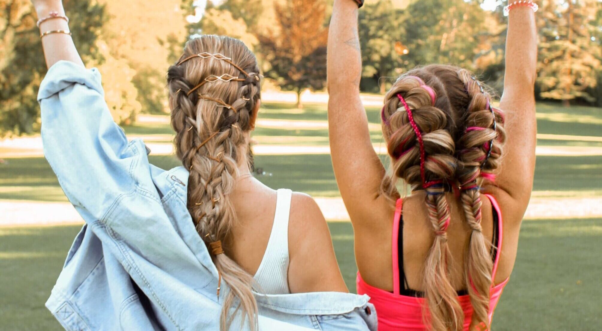 Zwei Frauen mit besonderen Festival Frisuren posen für die Kamera