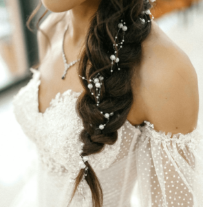 Flechtfrisur mit Extensions für die Hochzeit